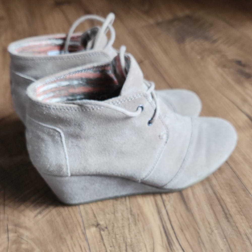 Toms Women's Light Tan Suede Wedges